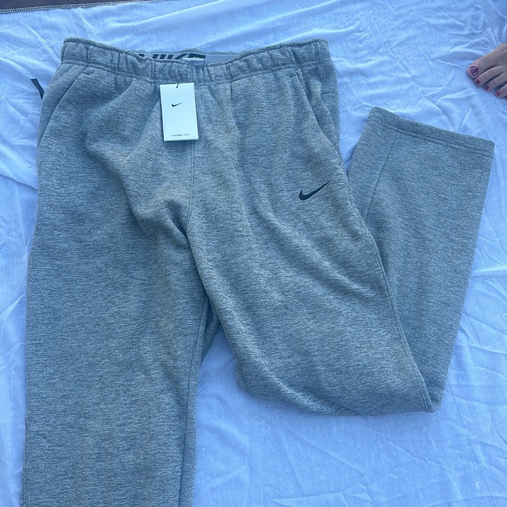 Nike men’s XL Standard Fit sweatpants